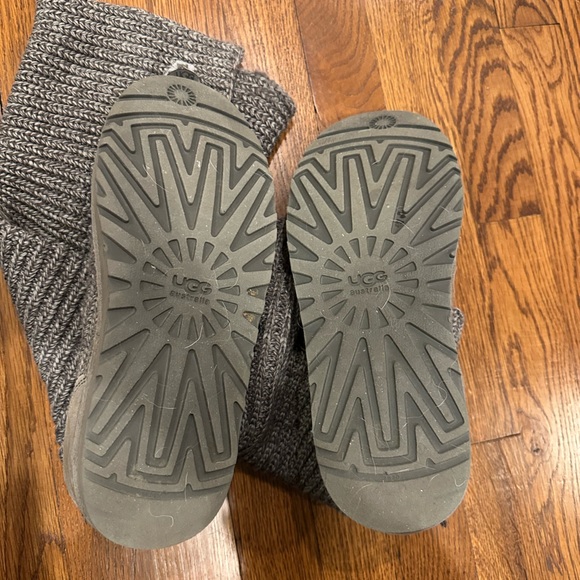 UGG Women's Classic
Cardy Knit Boots Sz. 10 in Gray (RARELY USED) - Picture 3 of 4